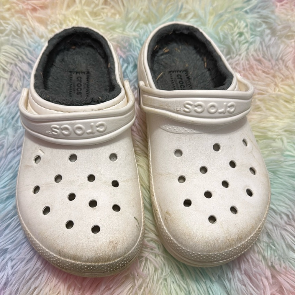 White lined crocs